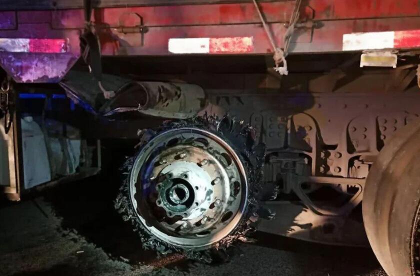 新能源SUV高速上启用辅助驾驶出意外：左前轮撞护栏致爆胎