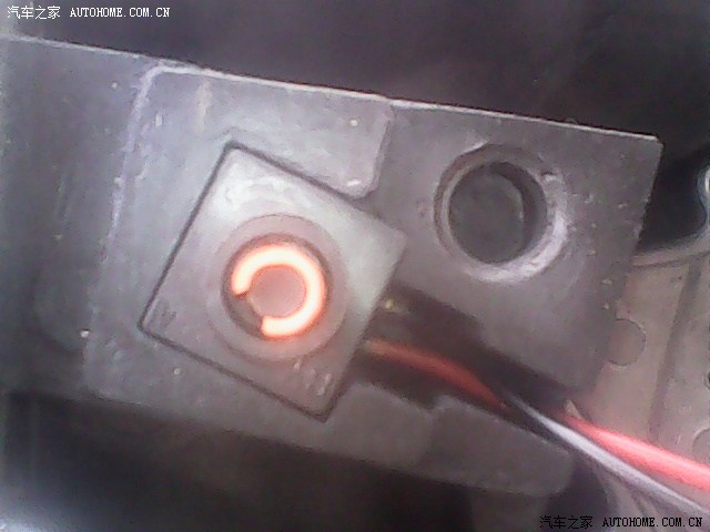 一五菱电动车路上爆炸：车体炸碎一地 现场散落出多个气瓶