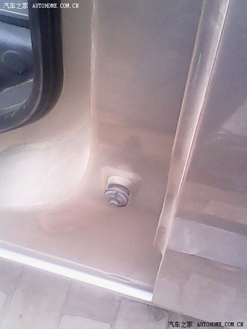 一五菱电动车路上爆炸：车体炸碎一地 现场散落出多个气瓶