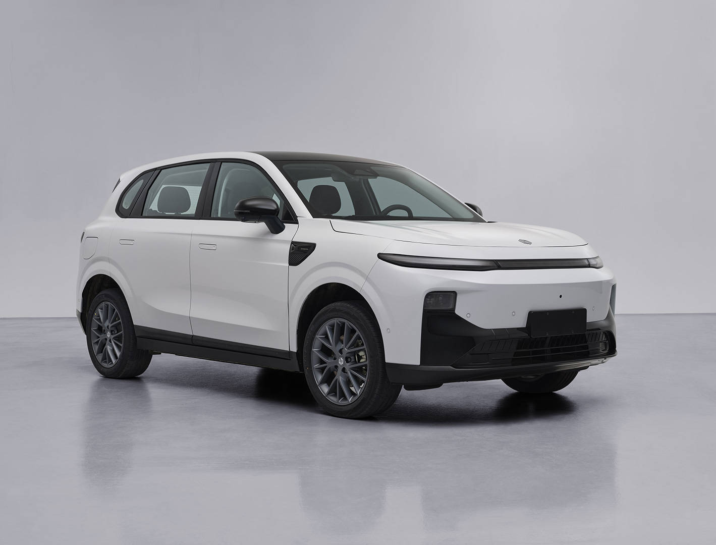 家用SUV价格屠夫！零跑B10官宣4月10日上市：预售10.98万起