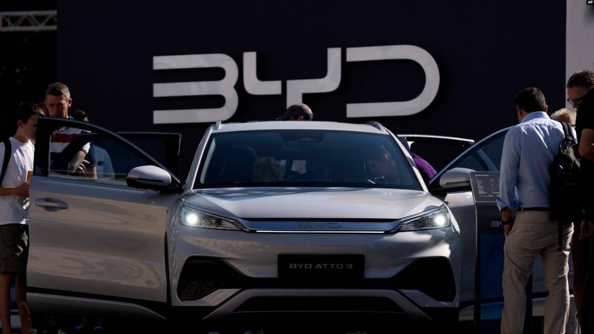 美国25%汽车关税来袭 英国接招：放宽电动汽车转型要求