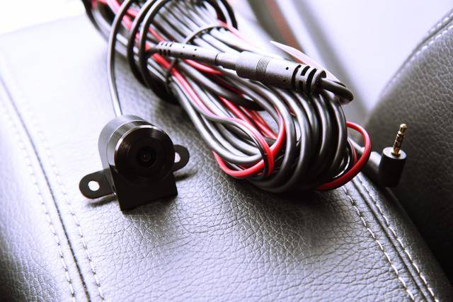 Siri已可语音控制小米汽车：解锁车门、开闭后备箱动动嘴就行