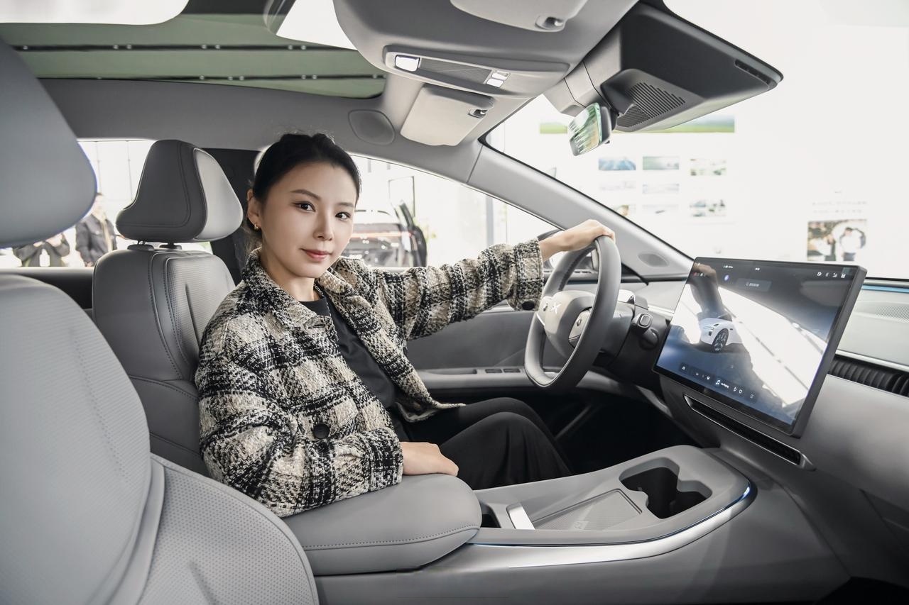 新手欧阳娜娜开MONA在北京兜风：何小鹏坐副驾驶