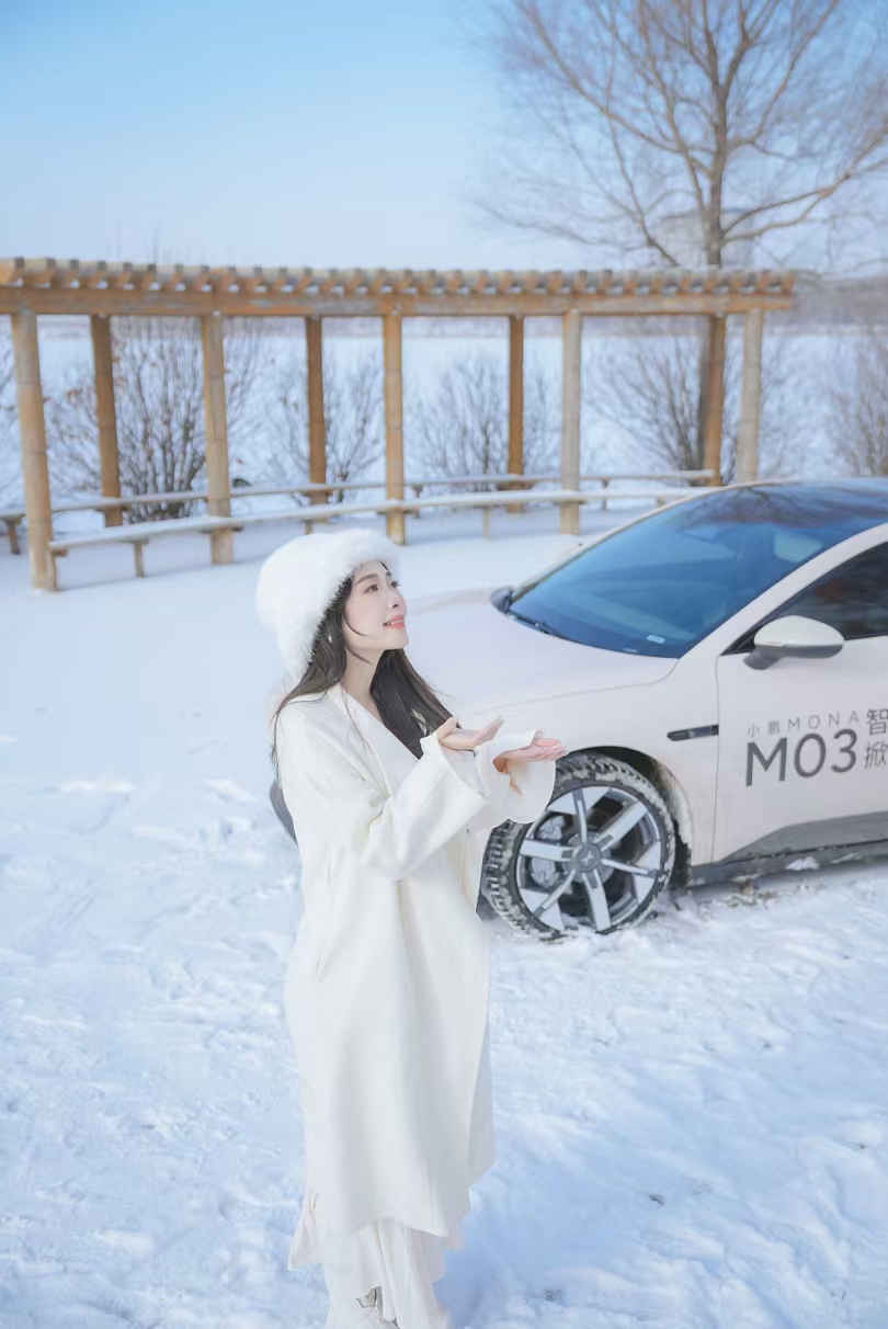 新手欧阳娜娜开MONA在北京兜风：何小鹏坐副驾驶