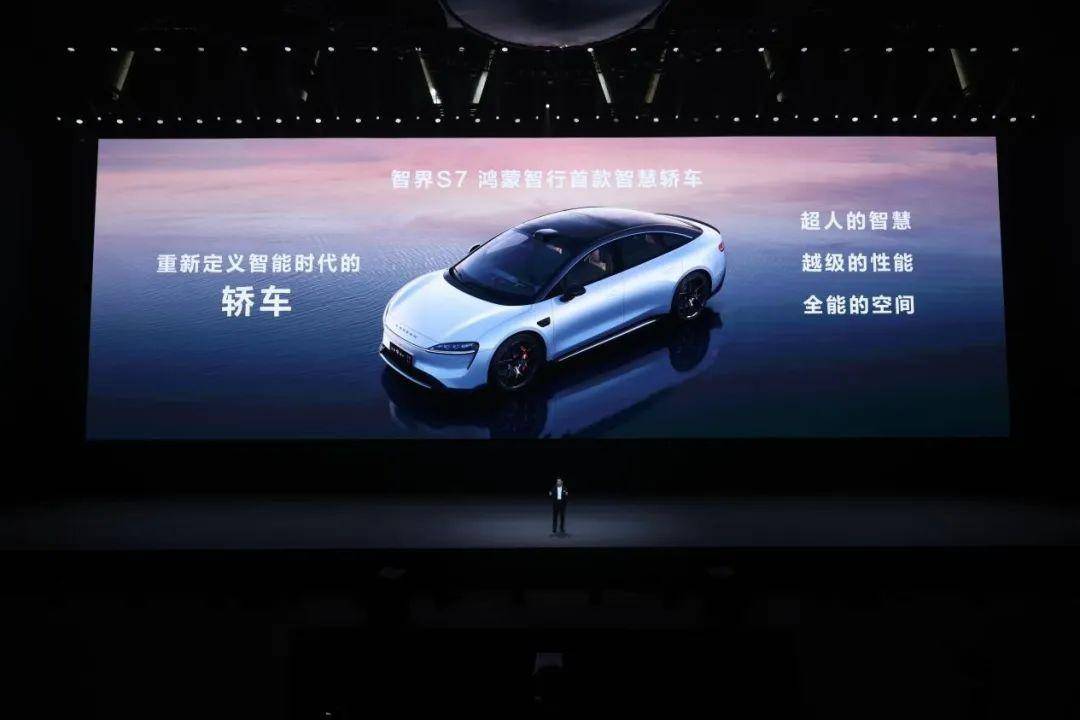 鸿蒙智行尊界S800上线小艺同传！用技术创新描绘未来出行基准线
