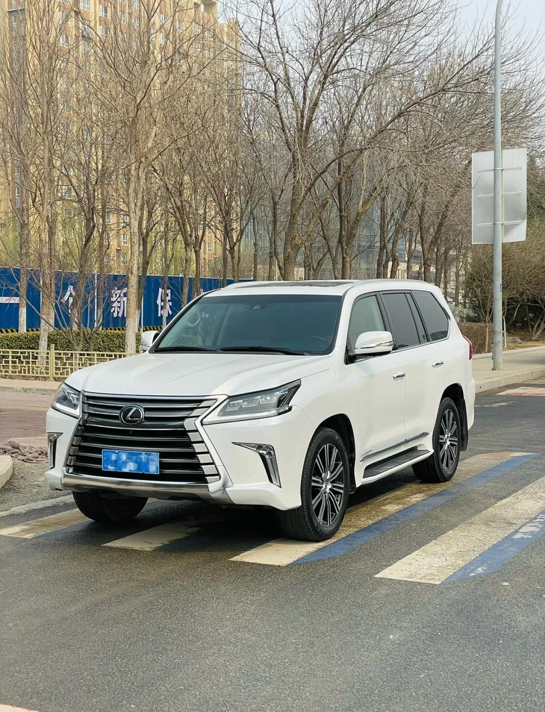 成都平行进口雷克萨斯LX570中东版降价促销 购车最高优惠40万