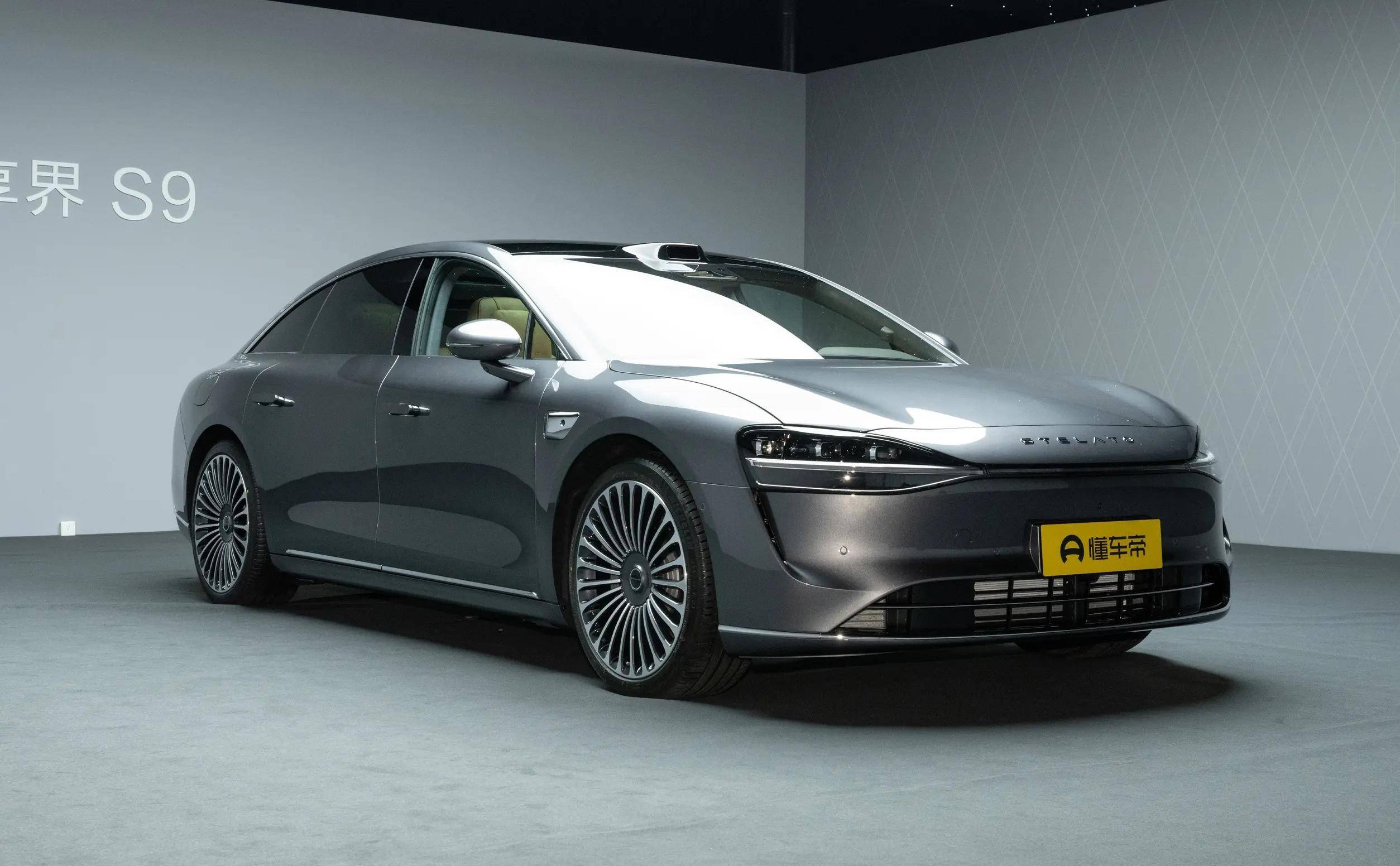 享界S9时速100km智驾前后轮同时爆胎 车主：完全没感觉