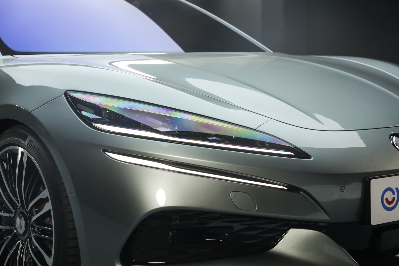 取消大尾翼！腾势Z量产版实车曝光：神似911