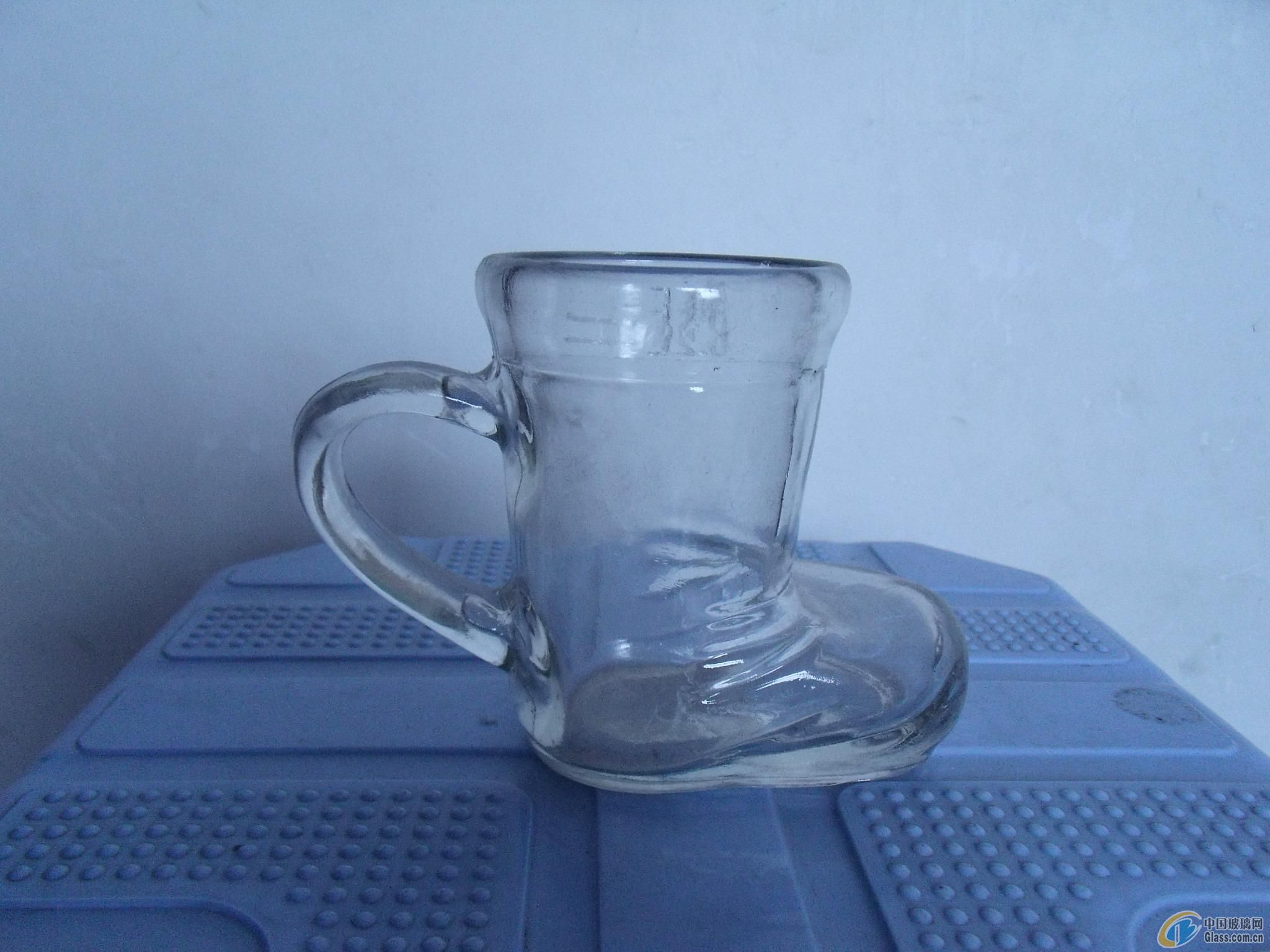 夏季车内玻璃瓶隐患大 一车主因放空酒瓶烧了整个车厢