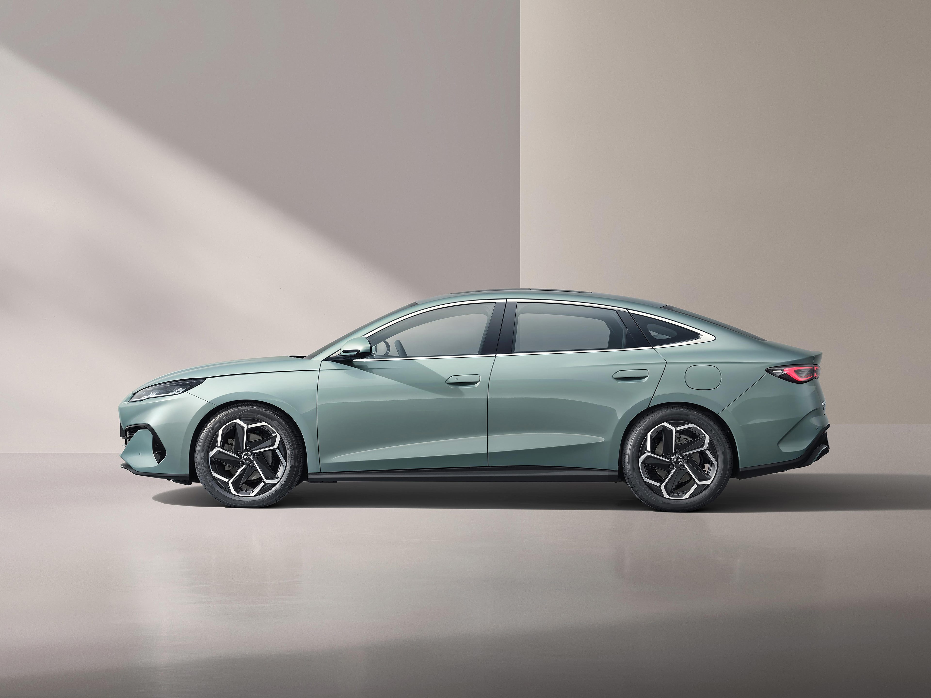 比亚迪李云飞回应车圈恒大、常压油箱事件:油箱合规、财务没问题