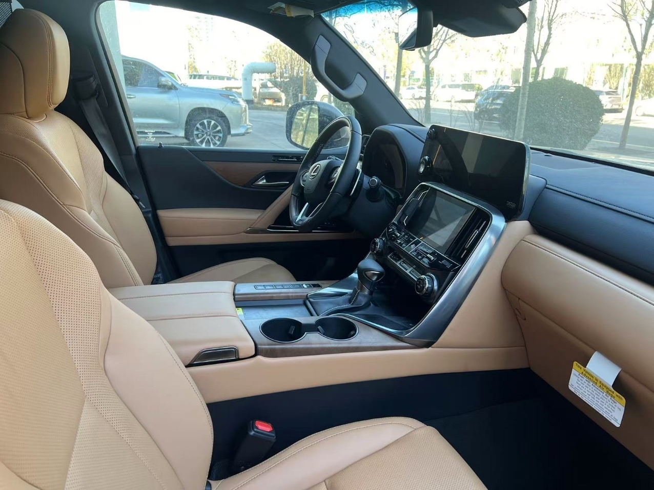 新款国六平行进口中东版雷克萨斯LX600简介