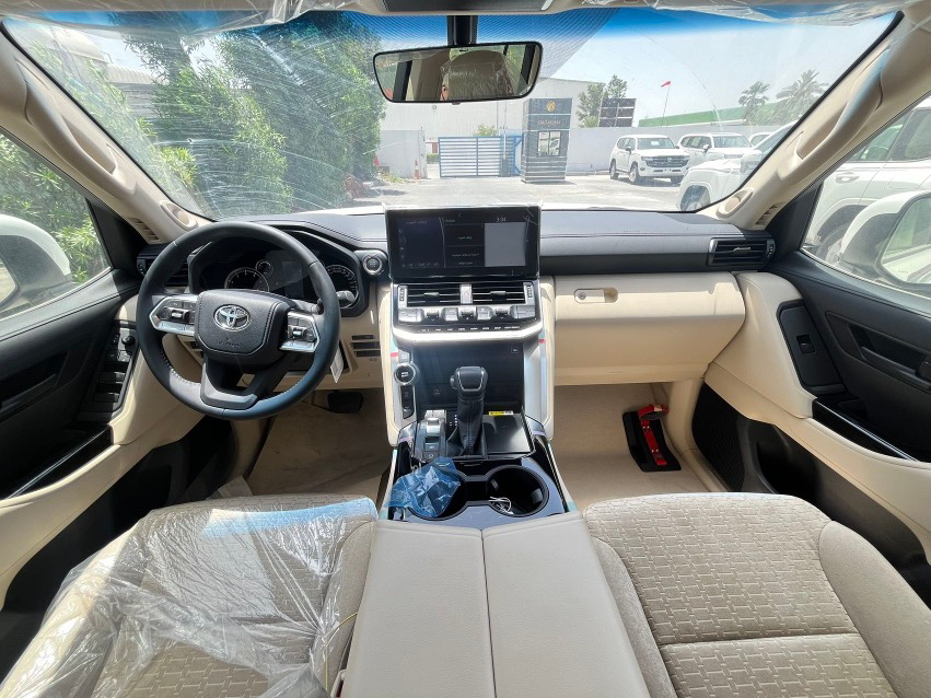 2024款丰田酷路泽4600白外米内现车图解