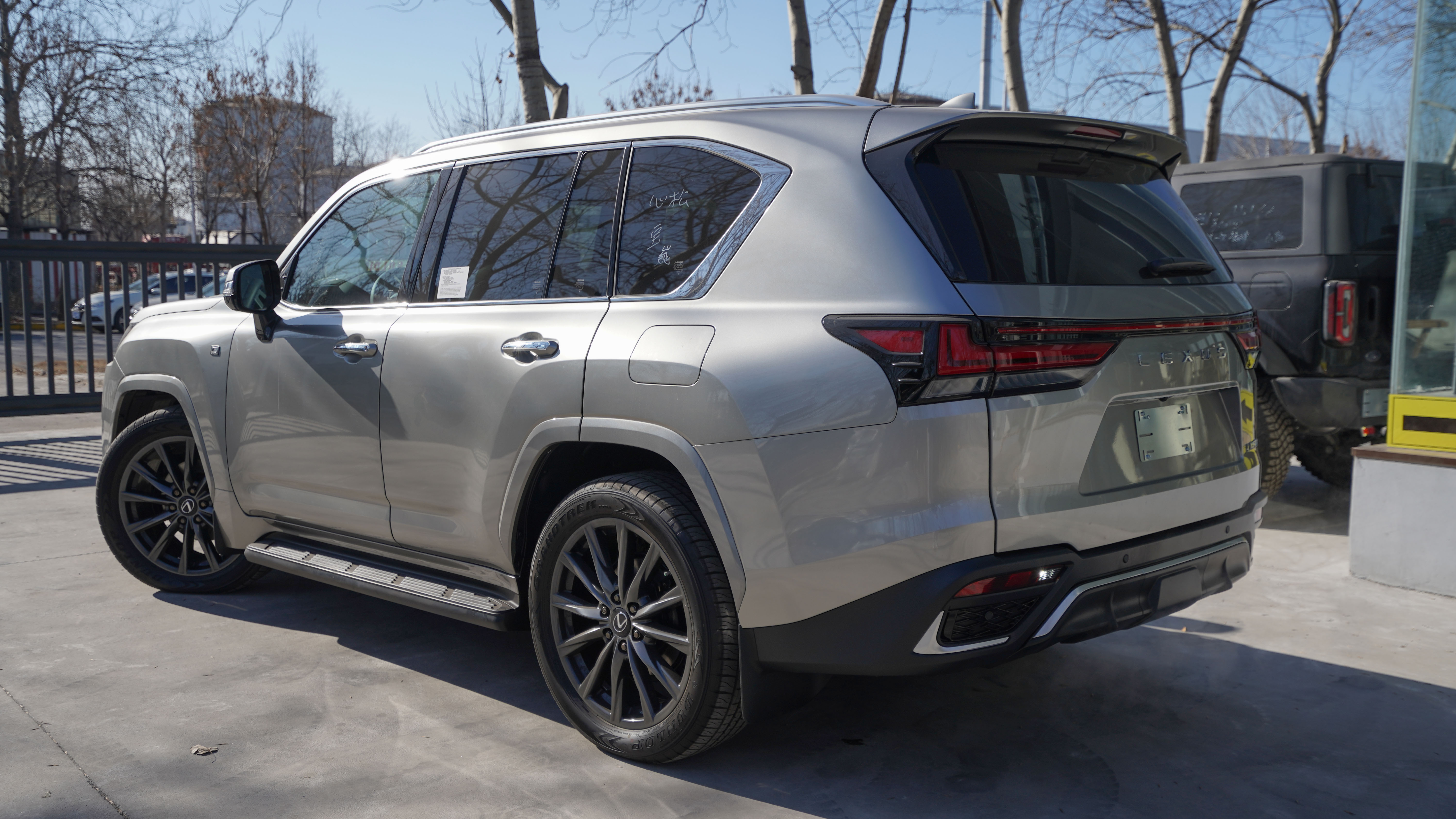 平行进口雷克萨斯LX目前售价145万起 欢迎上门试驾