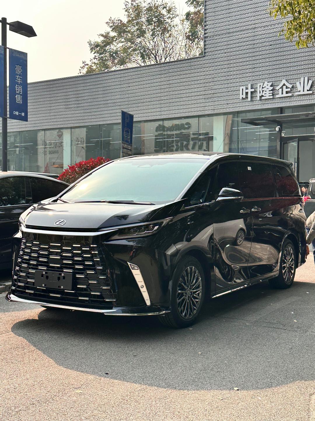 成都雷克萨斯LM亚洲版新款团购钜惠43万 欢迎到店试驾