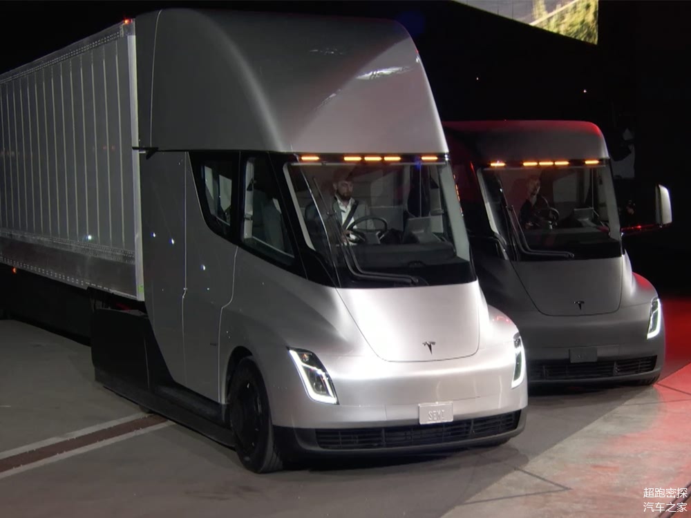 深圳一特斯拉爆胎后仍旧疾驰火花四溅：后车多次提醒无效